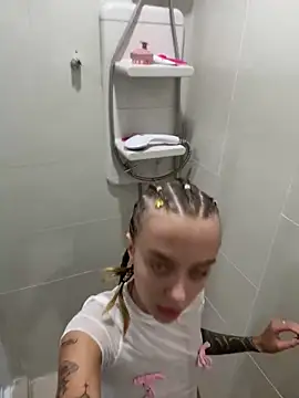 Snapshot of enjoy_my_beauty chatting on December 16, 2024, 4:34 am enjoy my beauty online show from December 16, 2024, 4:34 am