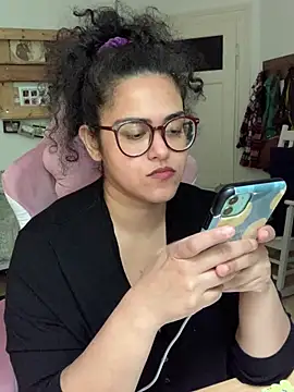 Snapshot of Curvydesifromgermany chatting on June 12, 2026, 1:43 pm Curvydesifromgermany online show from June 12, 2026, 1:43 pm