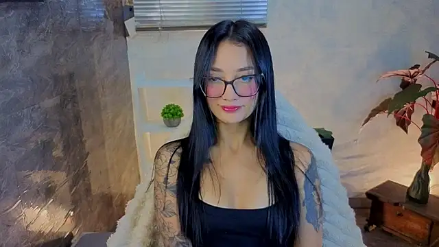 mariiana-diaz online show from May 6, 2026, 3:28 pm