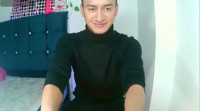 Snapshot of Kevin_Torres chatting on December 12, 2024, 2:37 am Kevin Torres online show from December 12, 2024, 2:37 am