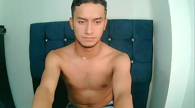 Snapshot of Kevin_Torres chatting on January 14, 2025, 2:29 am Kevin Torres online show from January 14, 2025, 2:29 am