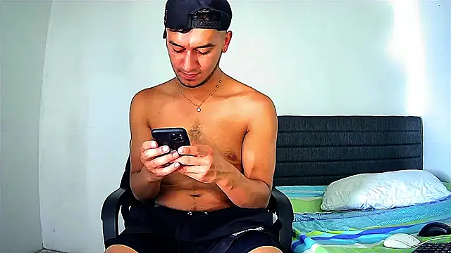 Snapshot of Kevin_Torres chatting on November 9, 2025, 8:40 pm Kevin Torres online show from November 9, 2025, 8:40 pm