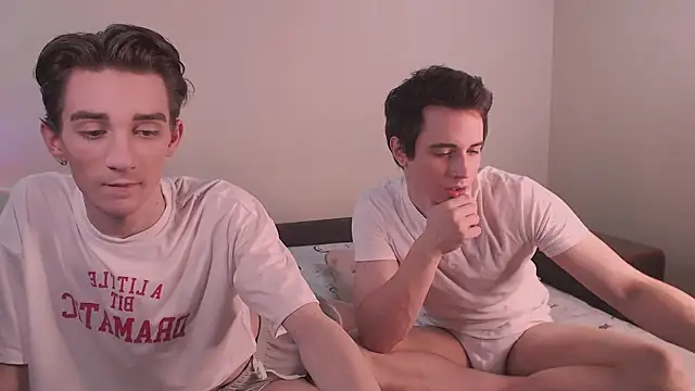 Snapshot of EliotMarks chatting on December 25, 2024, 7:45 pm EliotMarks online show from December 25, 2024, 7:45 pm