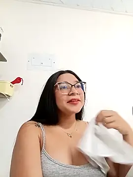 -VICKKY online show from September 13, 2025, 1:44 pm