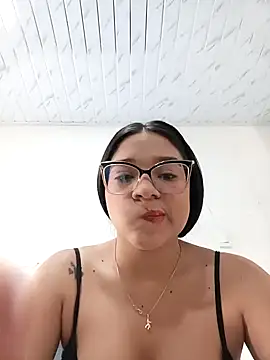 -VICKKY online show from October 20, 2025, 1:33 pm