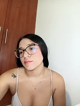 -VICKKY online show from November 8, 2025, 2:01 am