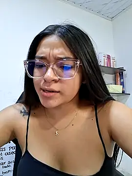 -VICKKY online show from June 30, 2026, 7:37 pm
