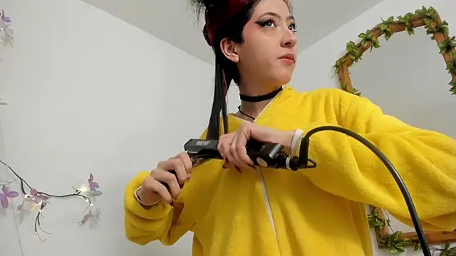 Snapshot of BonnieCute_ chatting on October 14, 2025, 12:00 am BonnieCute online show from October 14, 2025, 12:00 am