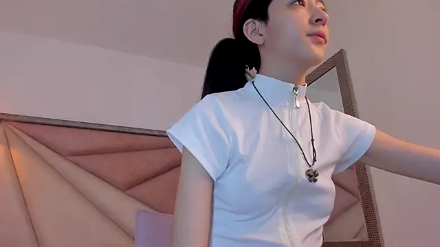 Snapshot of BonnieCute_ chatting on November 17, 2025, 10:37 pm BonnieCute online show from November 17, 2025, 10:37 pm