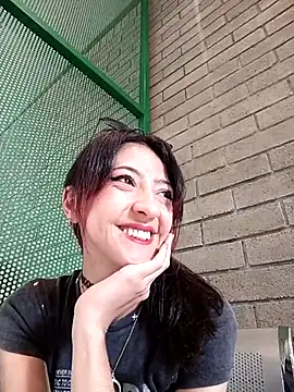 Snapshot of BonnieCute_ chatting on May 21, 2026, 7:32 pm BonnieCute online show from May 21, 2026, 7:32 pm