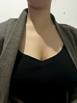 Snapshot of farah-36 chatting on December 17, 2025, 9:43 pm farah-36 online show from December 17, 2025, 9:43 pm