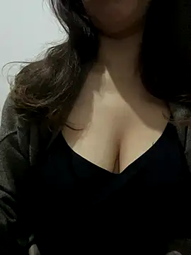 Snapshot of farah-36 chatting on December 19, 2025, 9:55 pm farah-36 online show from December 19, 2025, 9:55 pm