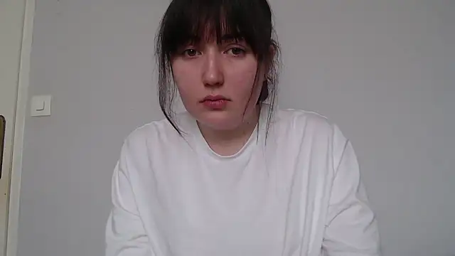 Lynylou online show from March 10, 2026, 2:44 pm