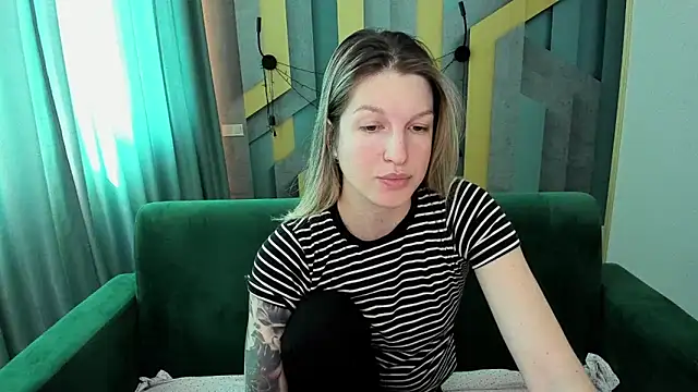 EmilyWalkeri online show from April 5, 2026, 6:32 am