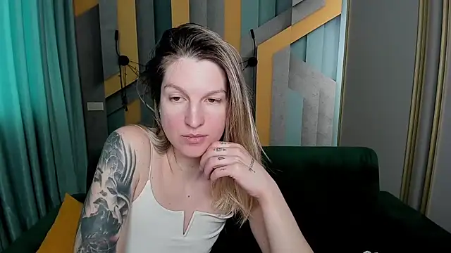 EmilyWalkeri online show from April 9, 2026, 7:03 am