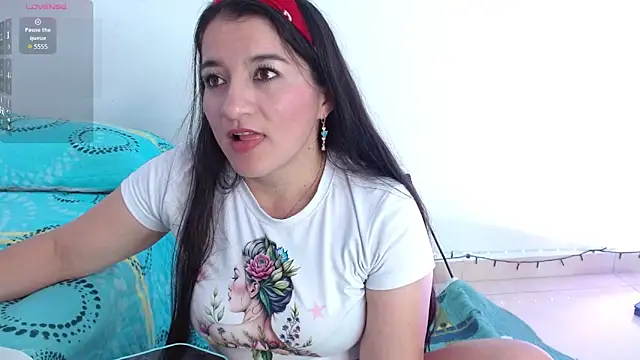 Snapshot of Emelyross_ chatting on June 13, 2026, 7:56 pm Emelyross online show from June 13, 2026, 7:56 pm