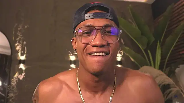 Snapshot of Logan_Varela chatting on February 19, 2025, 5:16 am Logan Varela online show from February 19, 2025, 5:16 am