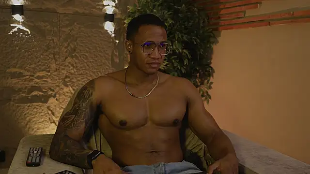 Snapshot of Logan_Varela chatting on October 17, 2025, 10:12 pm Logan Varela online show from October 17, 2025, 10:12 pm