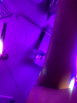 gurlnips online show from September 29, 2025, 7:13 am