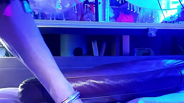 gurlnips online show from October 26, 2025, 9:59 am