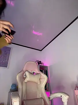 Snapshot of Tsuki-moon chatting on October 9, 2025, 11:19 am Tsuki-moon online show from October 9, 2025, 11:19 am