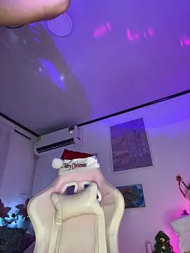 Snapshot of Tsuki-moon chatting on December 4, 2025, 11:41 am Tsuki-moon online show from December 4, 2025, 11:41 am