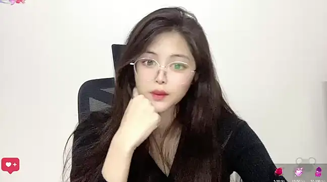 Snapshot of ---MIA--- chatting on February 5, 2025, 12:38 pm ---MIA--- online show from February 5, 2025, 12:38 pm