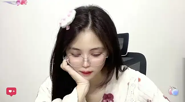 Snapshot of ---MIA--- chatting on February 12, 2025, 12:55 pm ---MIA--- online show from February 12, 2025, 12:55 pm