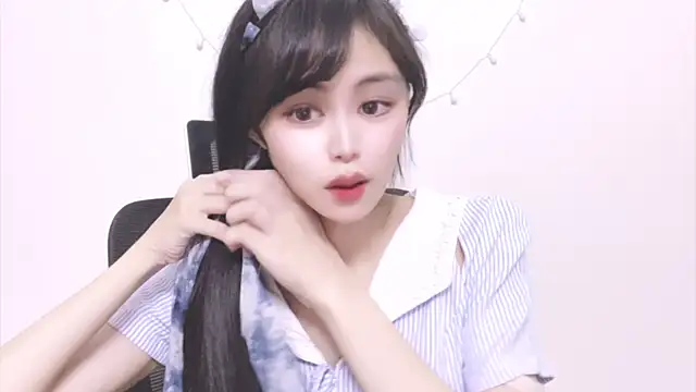 Snapshot of ---MIA--- chatting on October 3, 2025, 2:14 pm ---MIA--- online show from October 3, 2025, 2:14 pm