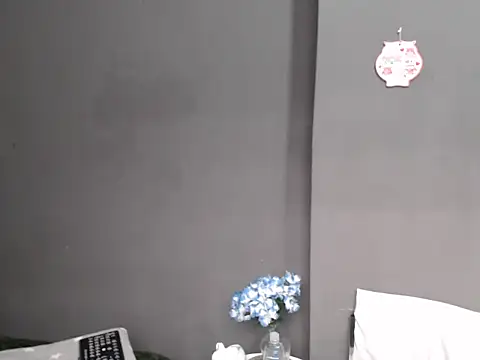 Snapshot of CREAMYCUPCAKExxx chatting on November 4, 2025, 1:32 pm CREAMYCUPCAKExxx online show from November 4, 2025, 1:32 pm