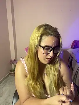 saray gomez22 online show from May 4, 2026, 10:33 am