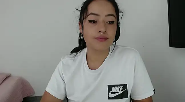 jjulietha95 online show from December 18, 2024, 4:09 am