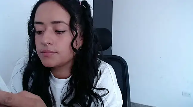 jjulietha95 online show from January 31, 2025, 2:39 pm