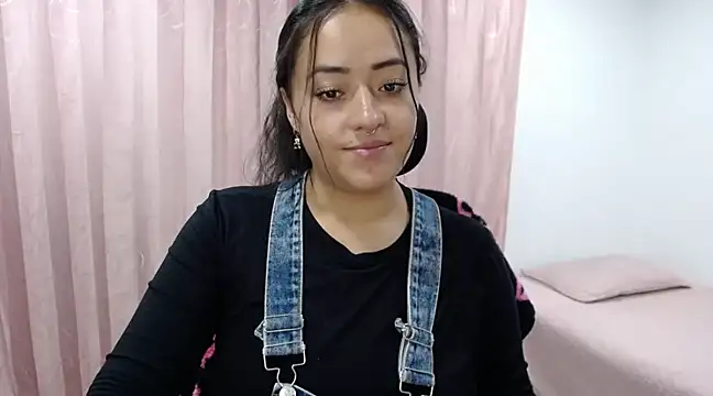 jjulietha95 online show from February 14, 2025, 1:34 am