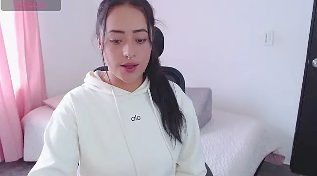 jjulietha95 online show from March 1, 2025, 7:59 pm