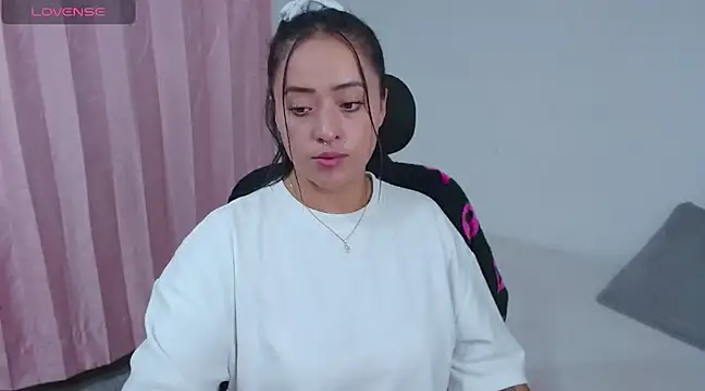 jjulietha95 online show from March 3, 2025, 3:52 am