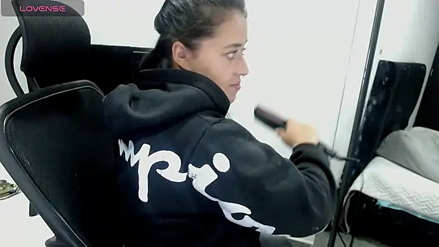 jjulietha95 online show from October 8, 2025, 4:32 am