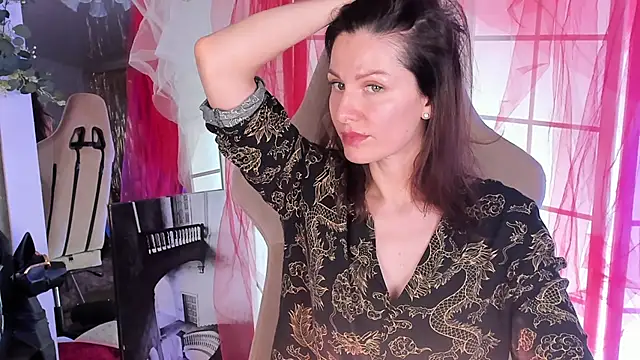 April o Nill online show from December 5, 2025, 10:35 am