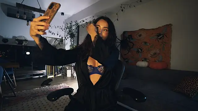 Leona Mell online show from October 28, 2025, 6:32 pm