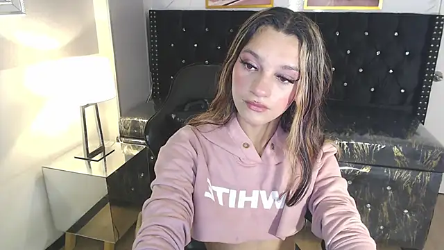 Snapshot of Laurita_b chatting on January 15, 2025, 12:47 pm Laurita b online show from January 15, 2025, 12:47 pm