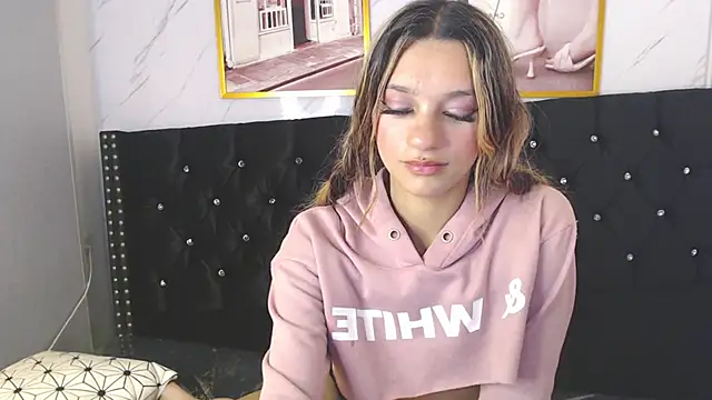 Snapshot of Laurita_b chatting on January 15, 2025, 3:50 pm Laurita b online show from January 15, 2025, 3:50 pm