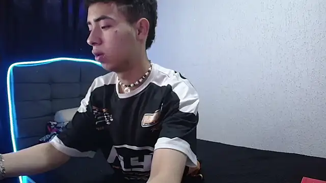 Snapshot of sexybat_twink chatting on December 23, 2024, 8:03 pm sexybat twink online show from December 23, 2024, 8:03 pm