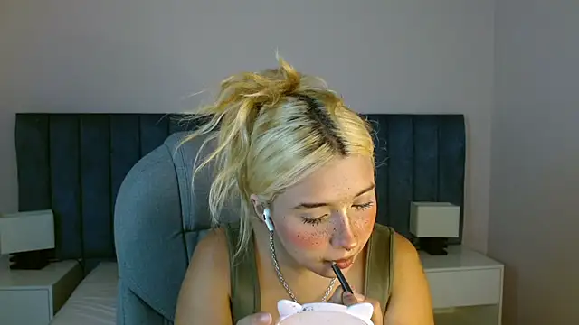 Snapshot of april_bunnyy chatting on March 19, 2025, 7:06 pm april bunnyy online show from March 19, 2025, 7:06 pm