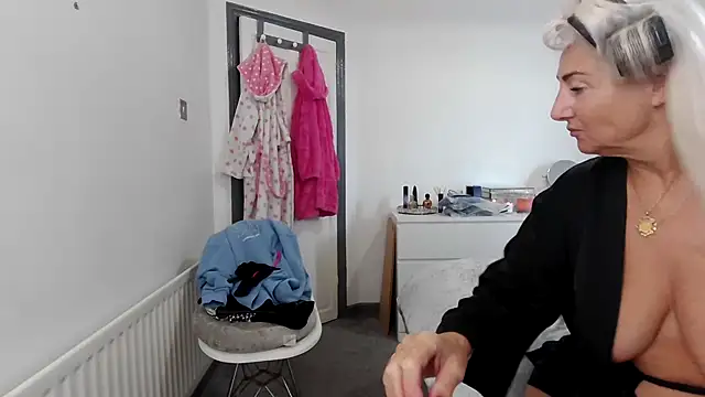 TanyaTaylor45 online show from October 18, 2025, 12:39 pm