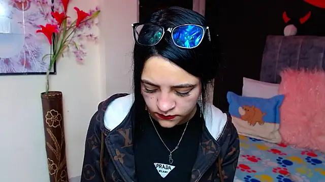 Violettasquirt online show from November 18, 2025, 2:43 pm