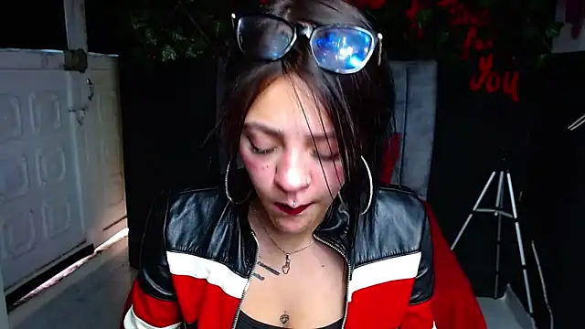 Violettasquirt online show from May 9, 2026, 1:49 pm