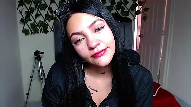 Violettasquirt online show from May 25, 2026, 1:39 pm