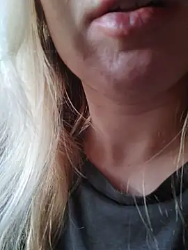 Snapshot of Linda_999 chatting on February 24, 2025, 1:42 pm Linda 999 online show from February 24, 2025, 1:42 pm