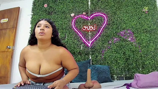 valentina 0  online show from December 1, 2025, 8:14 pm