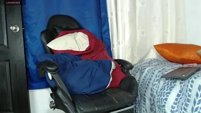 tizziano castillo  online show from March 13, 2025, 1:32 am